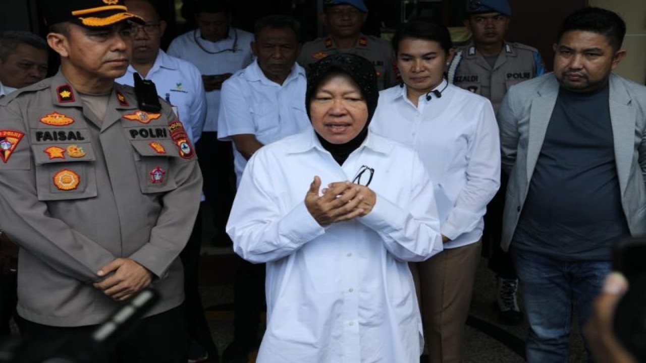 Menteri Sosial RI Tri Rismaharini berkoordinasi untuk penanganan anak korban rudapaksa dengan Polres Banjar di Kabupaten Banjar, Kalimantan Selatan, Kamis (21/9/2023). (ANTARA/HO-Kemensos)