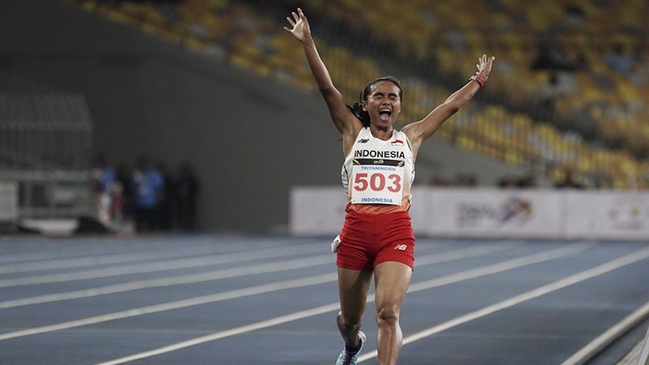 Ekpresi pelari Indonesia Triyaningsih seusai memenangi lari nomor lari 10.000 meter putri SEA Games XXIX Kuala Lumpur di Stadion Bukit Jalil, Kuala Lumpur, Malaysia, Kamis (24/8). Triyaningsih berhasil memperoleh emas dengan catatAn waktu 36 menit 29,27 detik. ANTARA FOTO/Wahyu Putro A/pras/17.