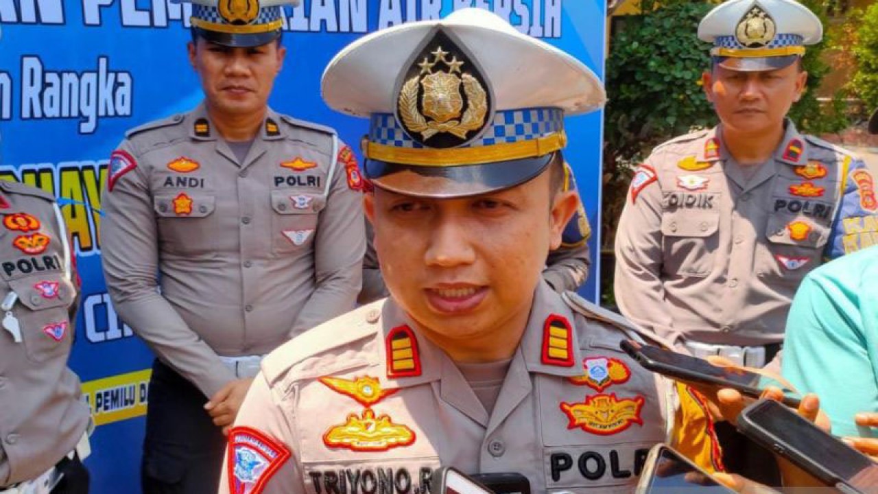 Kasatlantas Polres Cirebon Kota AKP Triyono Raharja saat memberikan keterangan di Cirebon, Jawa Barat, Rabu (13/9/2023). (ANTARA/F Rohman)
