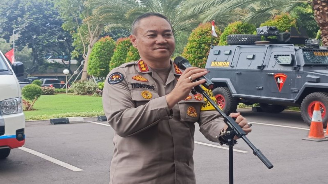 Kabid Humas Polda Metro Jaya Kombes Pol Trunoyudo Wisnu Andiko saat diwawancarai di Jakarta, Jumat (1/9/2023). ANTARA/Ilham Kausar