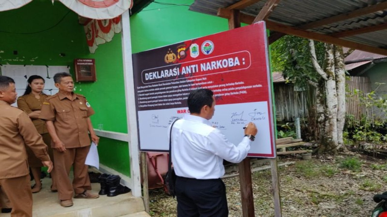 Penandatanganan deklarasi anti narkoba di Desa Kedamin Darat, Kecamatan Putussibau Selatan, wilayah Kabupaten Kapuas Hulu, Kalimantan Barat. ANTARA/HO-Satnarkoba Kapuas Hulu