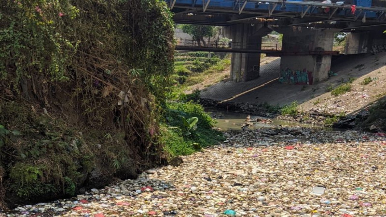 Tumpukan sampah dialiran Sungai Cibanten yang Lingkungan Kidemang, Kelurahan Unyur, Kecamatan Serang, Kota Serang, Banten, Senin (18/9/2023). (FOTO ANTARA/Desi Purnama Sari)