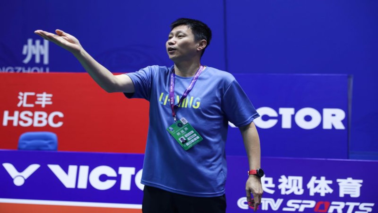Pelatih Tunggal Putri Pelatnas PBSI Indra Widjaja saat memberikan arahan pada sesi latihan perdana bagi timnas bulu tangkis Indonesia di di Changzhou Olympic Sports Center Gymnasium, China, Minggu. (ANTARA/HO-PP PBSI)