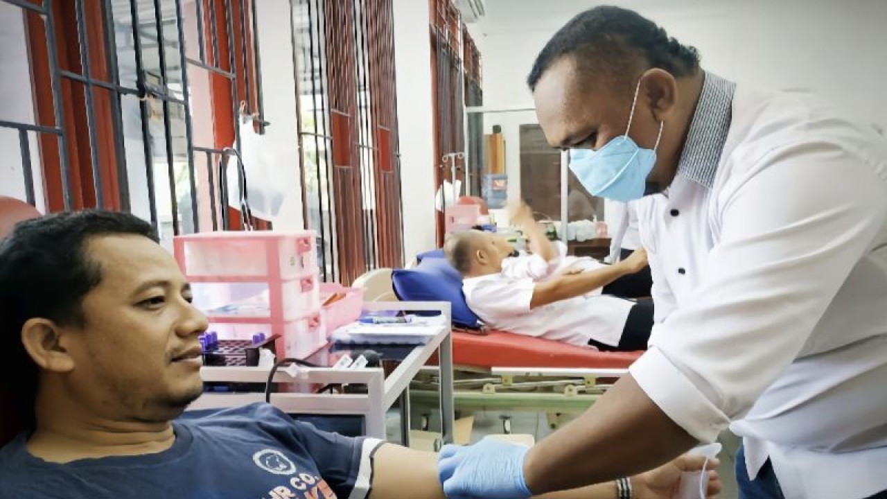 Foto Arsip - Warga Sampit mendonorkan darah di UDD PMI Kotim menipis beberapa waktu lalu. (FOTO ANTARA/Norjani)