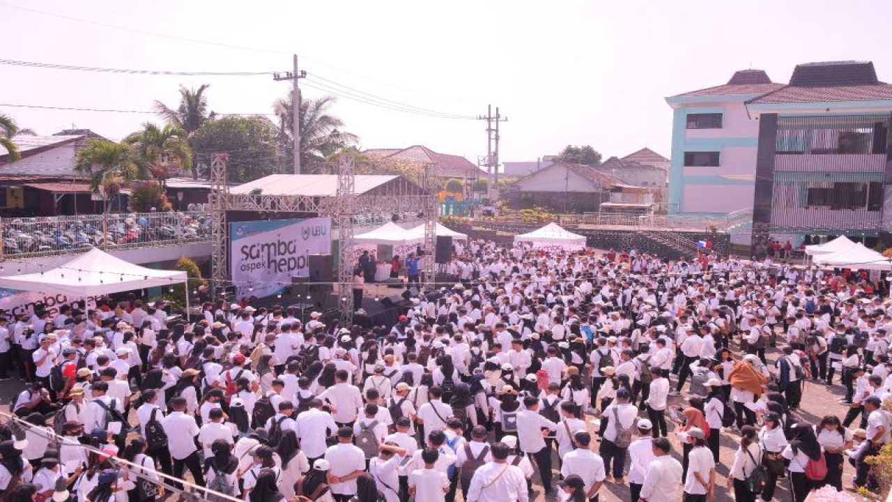 Ribuan mahasiswa baru Universitas Insan Budi Utomo (UIBU) Malang mengikuti agenda sambut mahasiswa baru (Samba) Ospek Heppiee di kampus setempat, Rabu (27/9) (ANTARA/HO/Humas UIBU/End)