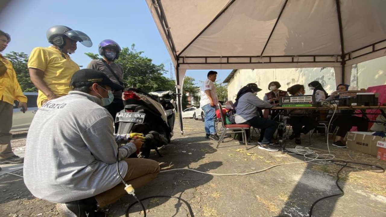 Petugas Dinas Lingkungan Hidup melakukan pengujian emisi kendaraan milik ASN dan masyarakat di kawasan kantor Kecamatan Kelapa Gading, Jakarta Utara, Rabu (6/9/2023). ANTARA/Arif Prada