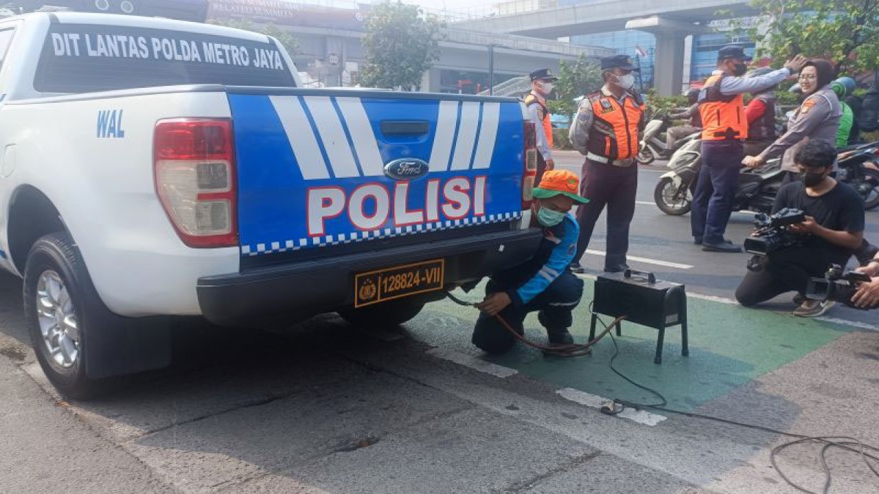 Direktorat Lalu Lintas Polda Metro Jaya bersama Dinas Lingkungan Hidup Provinsi DKI Jakarta mulai memberlakukan tilang uji emisi terhadap kendaraan roda dua dan roda empat termasuk kendaraan dinas petugas Kepolisian, Jumat (1/9/2023). ANTARA/Ilham Kausar