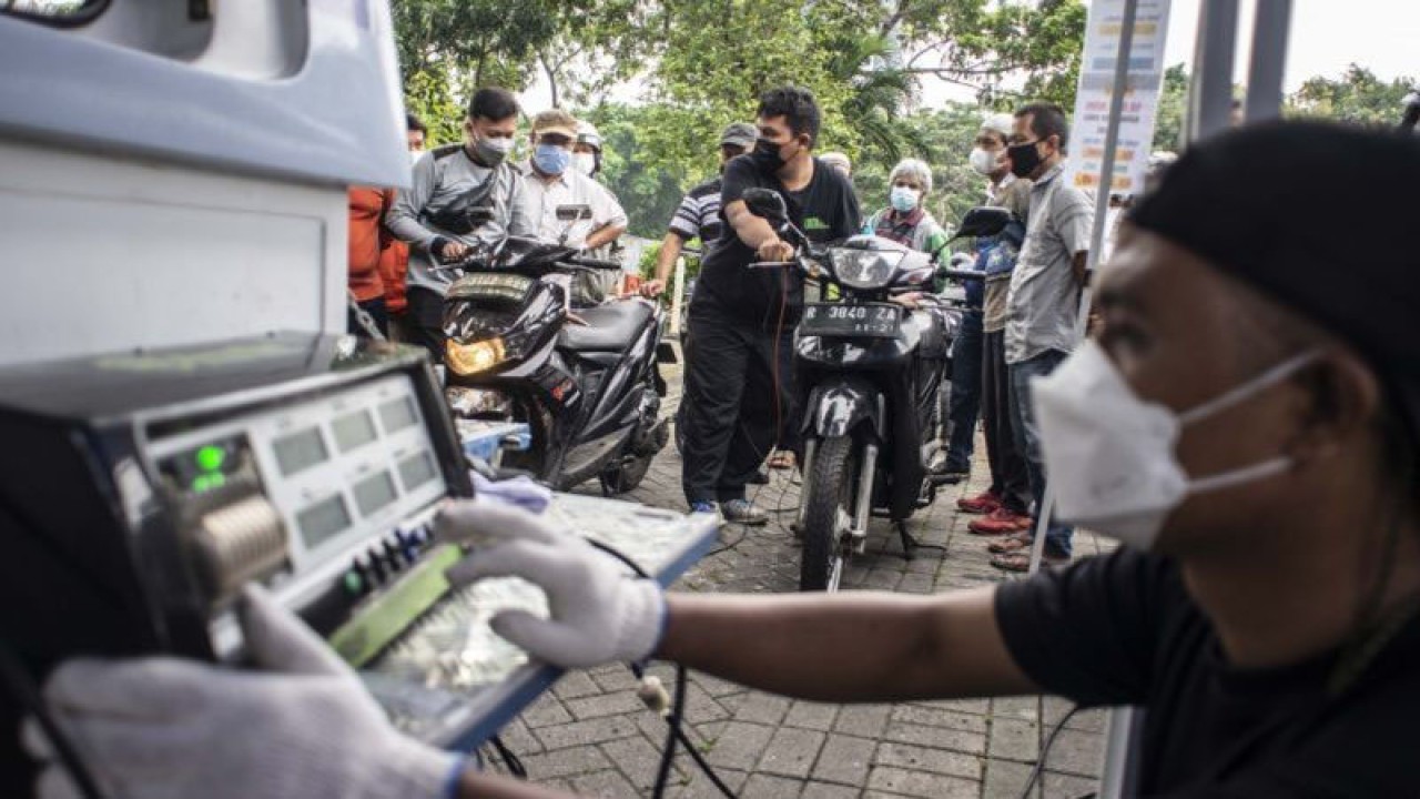 Petugas melakukan uji emisi kendaraan bermotor di kawasan IRTI Monas, Jakarta, Jumat (5/11/2021). (ANTARA FOTO/Aprillio Akbar/hp)