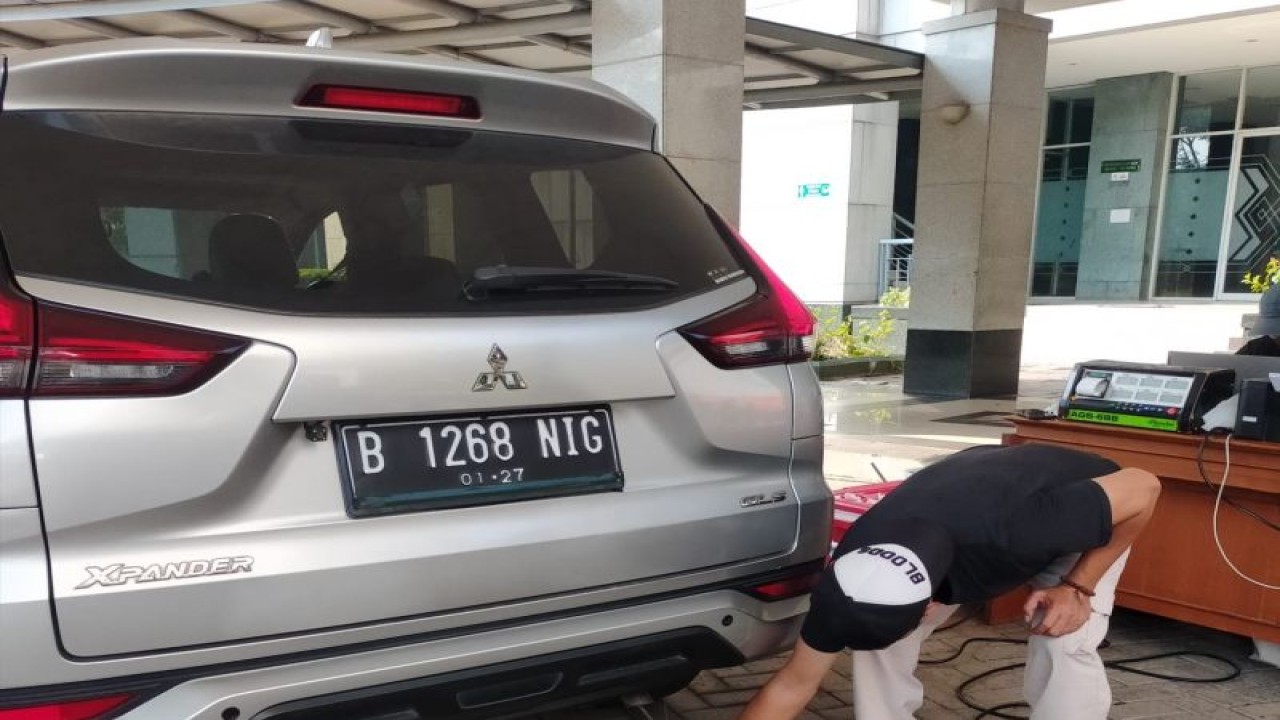 Uji emisi kendaraan bermotor di Kantor Wali Kota Jakarta Barat, Rabu (6/9/2023). Antara/Risky Syukur