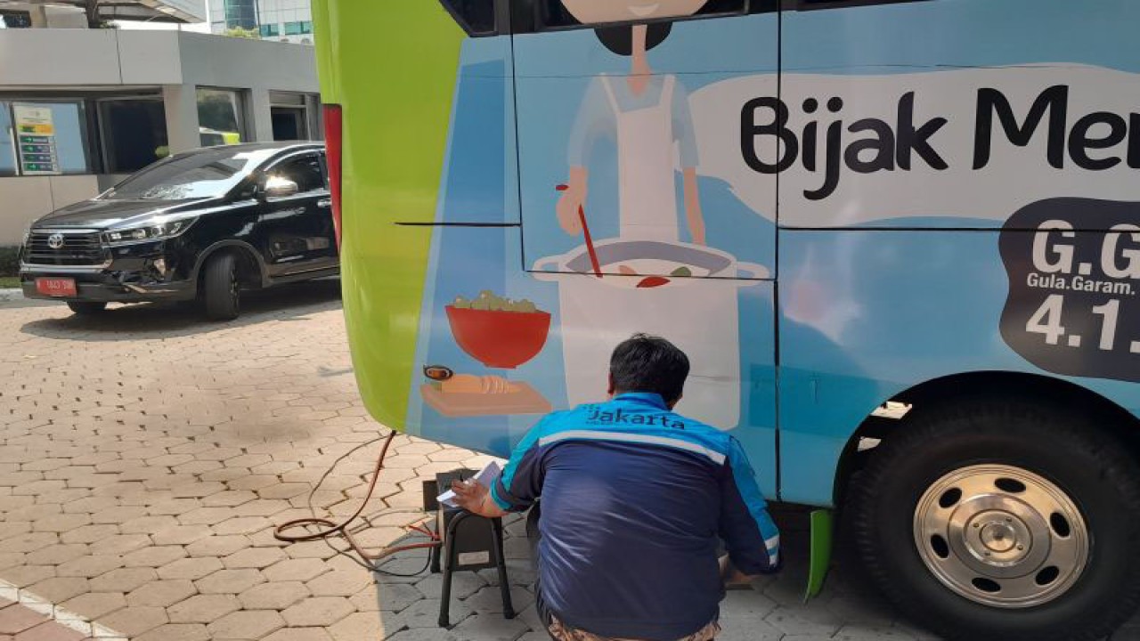 Dokumentasi - Uji Emisi di lingkungan Kementerian Kesehatan (Kemenkes) dilakukan pada Jumat (8/9/2023) dengan target utama 400 kendaraan di lingkungan Kemenkes. (ANTARA/Lintang Budiyanti Prameswari)