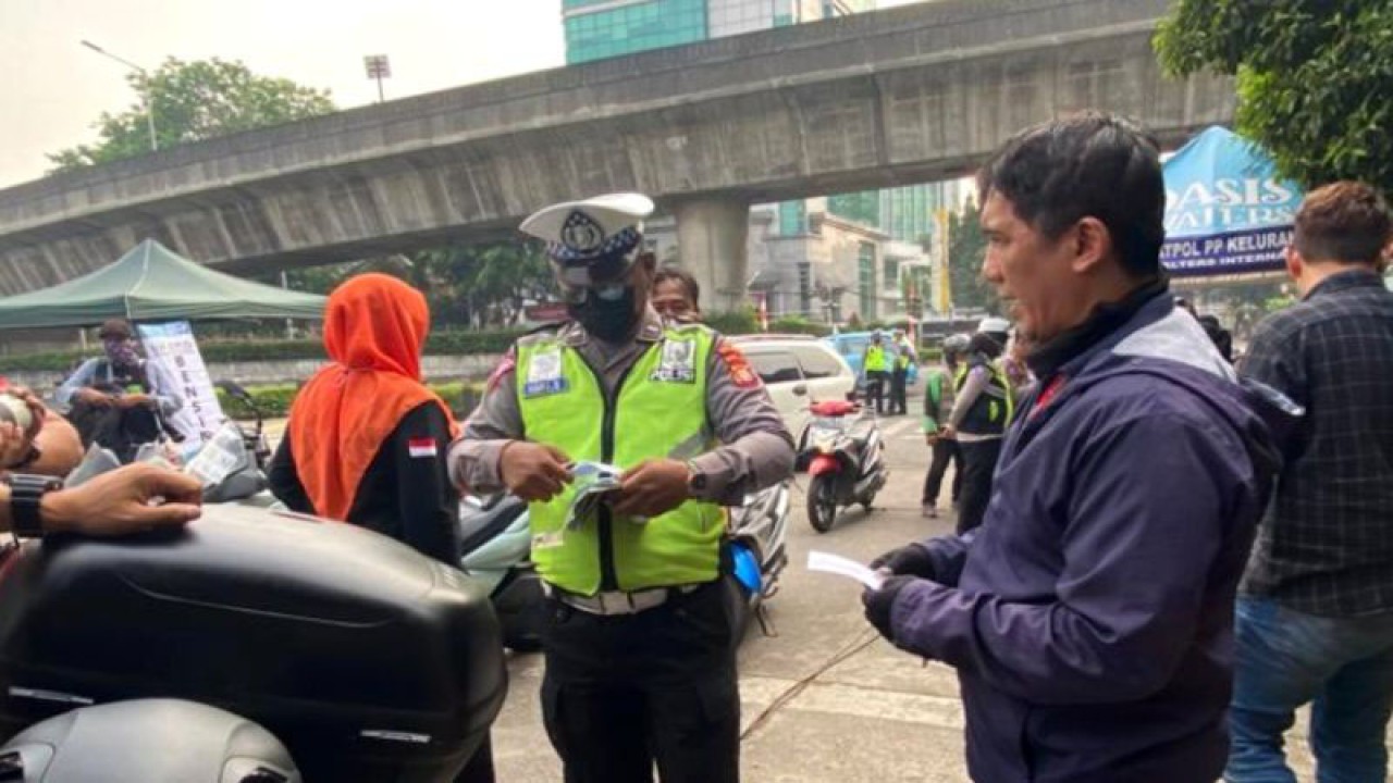 Suku Dinas Lingkungan Hidup Jakarta Selatan melakukan tilang uji emisi di Terminal Blok M, Jakarta, Jumat (1/9/2023). ANTARA/Luthfia Miranda Putri