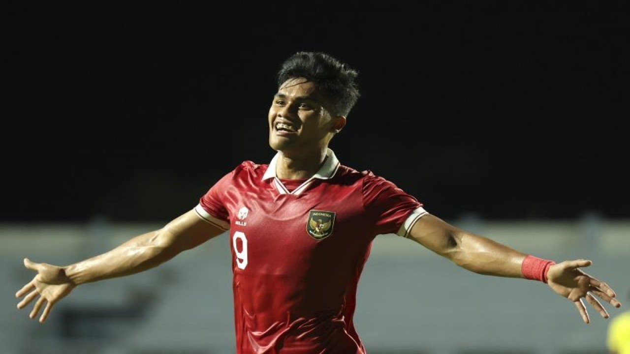 Pesepak bola Timnas U-23 Indonesia Ramadhan Sananta berselebrasi usai mencetak gol ke gawang Timnas U-23 Malaysia saat pertandingan kualifikasi Grup B Piala AFF U-23 2023 di Rayong Provincial Stadium, Thailand, Jumat (18/8/2023). ANTARA FOTO/HO-Humas PSSI/mrh/tom. (ANTARA FOTO/HUMAS PSSI)