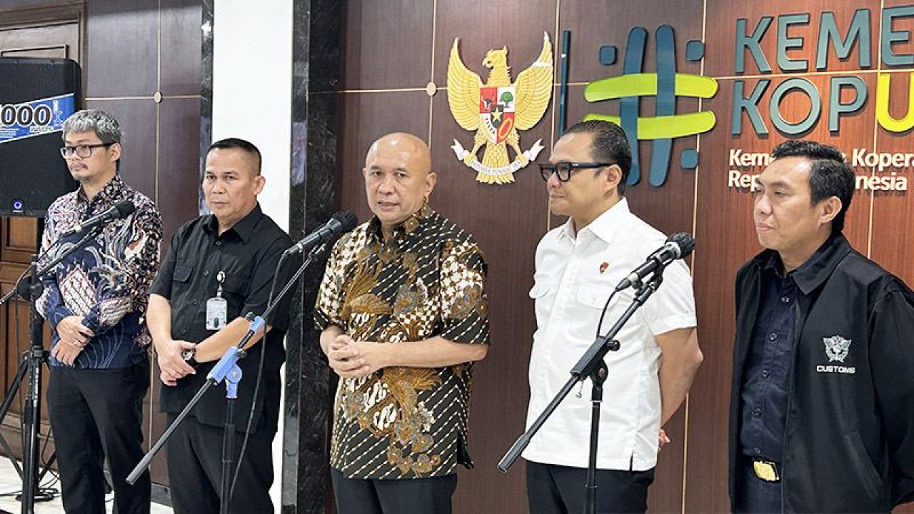 Dokumentasi - Menteri Koperasi dan UKM Teten Masduki (tengah) saat konferensi pers usai Rapat Koordinasi Penanganan Konten dan Penjualan Impor Pakaian Bekas Ilegal Melalui E-Commerce, Market Place, Social Commerce dan Media Sosial di Jakarta, Kamis (6/4/2023). ANTARA/Kuntum Riswan/am.
