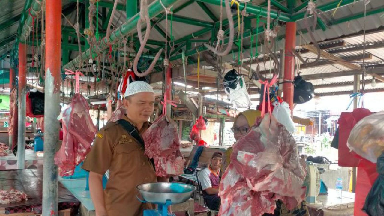 Kepala Dinas Perindagkop dan UKM Singkawang Muslimin melakukan sidak di pasar daging pada Pasar Beringin Singkawang (Rudi)