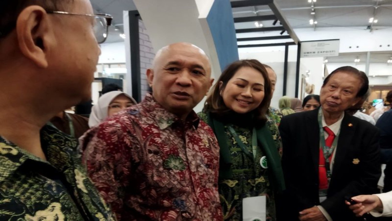 Menkop UKM Teten Masduki saat jumpa pers di IFFINA Indonesia Meubel and Design Expo 2023 di ICE BSD, Kabupaten Tangerang, Banten, Kamis (14/9/2023). ANTARA/Benardy Ferdiansyah