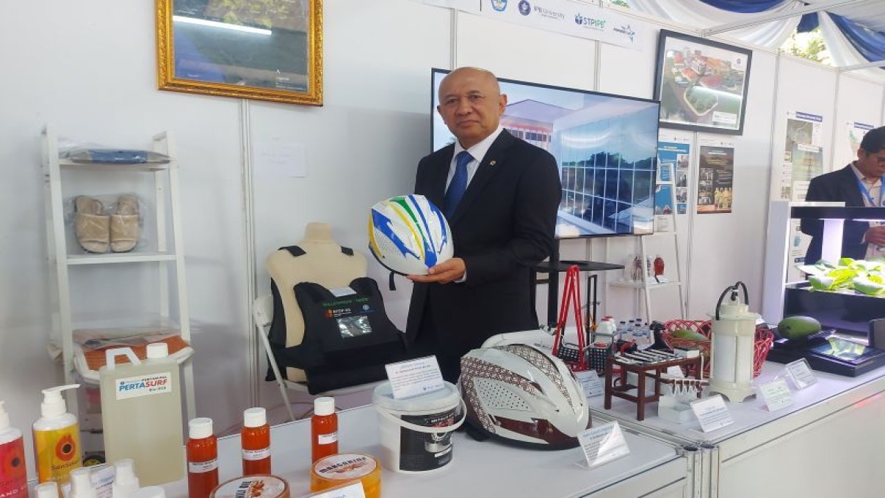 Menteri Koperasi dan Usaha Kecil dan Menengah Menkop UKM Teten Masduki memperlihatkan produk helm sepeda ber-SNI yang dikembangkan melalui inovasi pengolah limbah kelapa sawit di Gedung Graha Widya Wisuda, Kampus IPB Dramaga, Kabupaten Bogor, Jawa Barat, Jumat (15/9/2023). ANTARA/Andi Firdaus.