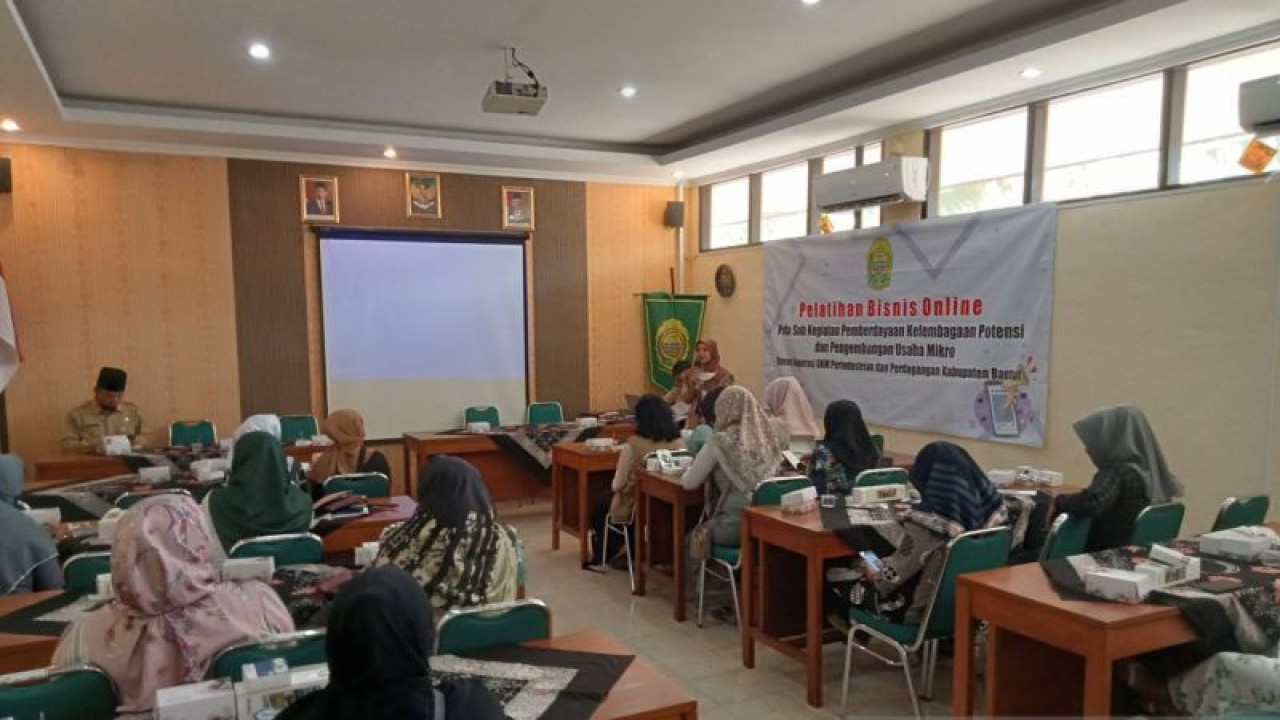 Pelatihan bisnis online bagi pelaku UKM di Kelurahan Wukirsari, Kabupaten Bantul, Daerah Istimewa Yogyakarta, oleh Dinas Koperasi, UKM, Perindustrian dan Perdagangan Bantul, DIY. Senin (25/9/2023). ANTARA/Hery Sidik