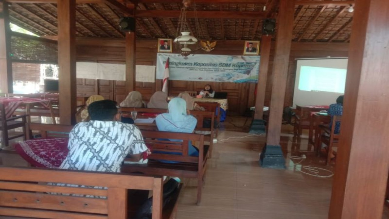 Dinas Koperasi dan UKM Kulon Progo memberikan pelatihan koperasi menuju koperasi modern dengan penerapan teknologi digital. (ANTARA/HO-Dokumen Diskop UKM Kulon Progo)