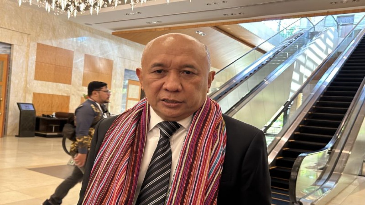 Menteri Koperasi dan UKM (MenKopUKM) Teten Masduki usai melakukan pertemuan bilateral dengan Secretary of State for Cooperatives of Timor Leste, Arsenio Pereira da Silva di kawasan. Nusa Dua, Bali, Kamis (24/8/2023). ANTARA/Kuntum Riswan.