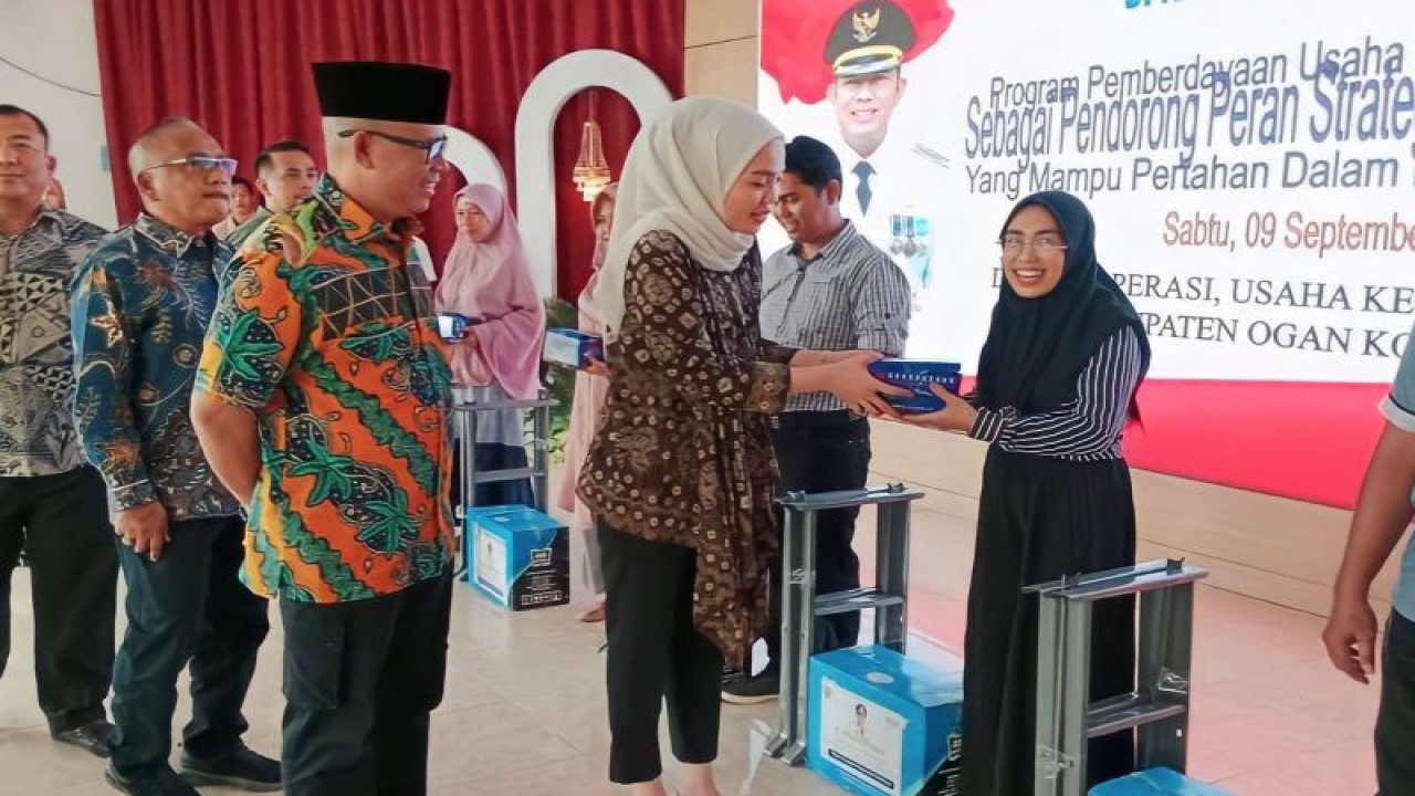 Puluhan pelaku UMKM di Kabupaten OKU menerima bantuan mesin jahit, Senin. (ANTARA/Edo Purmana/23)