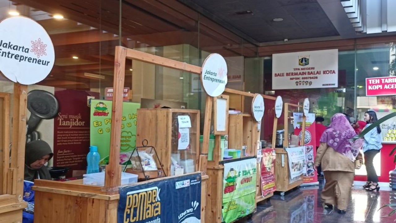 Bazar Usaha Mikro, Kecil dan Menengah (UMKM) di Balai Kota DKI, Jakarta Pusat, Selasa (12/9/2023). (ANTARA/Siti Nurhaliza)