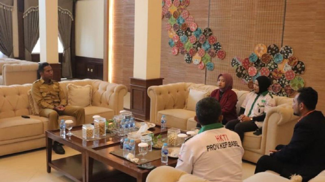 Penjabat Gubernur Kepulauan Babel Suganda Pandapotan Pasaribu saat menerima kunjungan Ketua HKTI beserta rombongan di Pangkalpinang, Rabu. (ANTARA/ HO-Humas Diskominfo Babel)