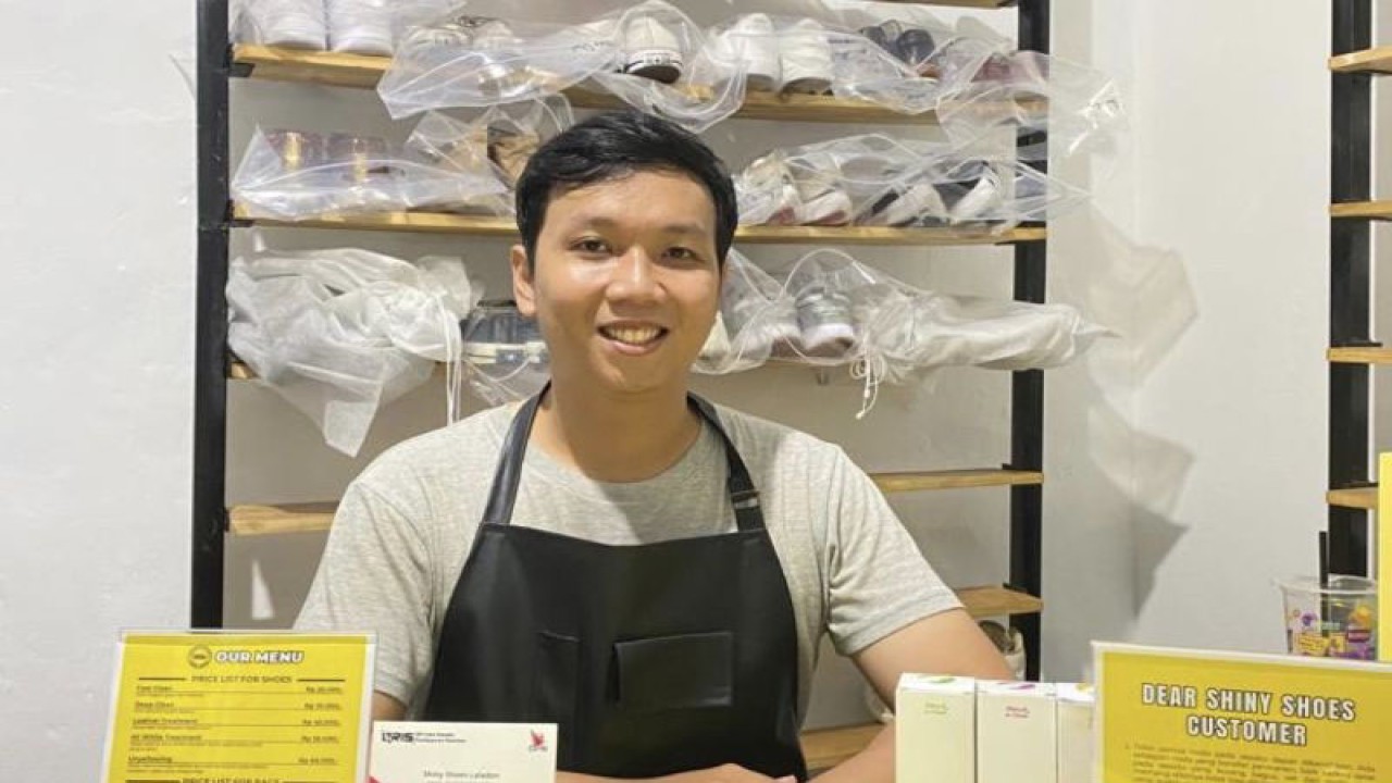 CEO Shiny Shoes Ghazali Imam Negoro, salah satu UMKM mitra dompet digital DANA, berfoto bersama bisnisnya yang bergerak di bidang cuci sepatu. (ANTARA/HO-DANA Indonesia)