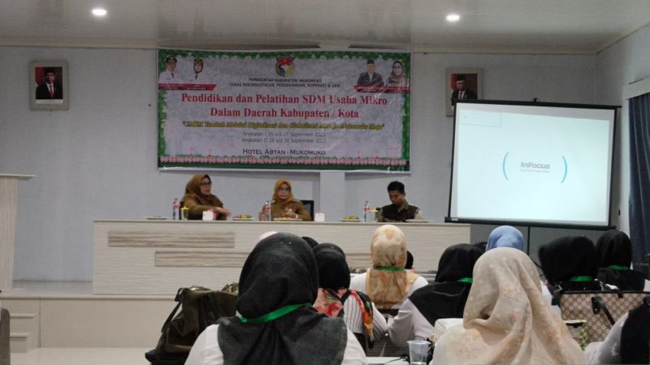 Dinas Perindustrian, Perdagangan, Koperasi, dan Usaha Kecil Menengah Kabupaten Mukomuko menggelar acara pendidikan dan pelatihan bagi UMKM, Senin (25/9/2023) ANTARA/Ferri.