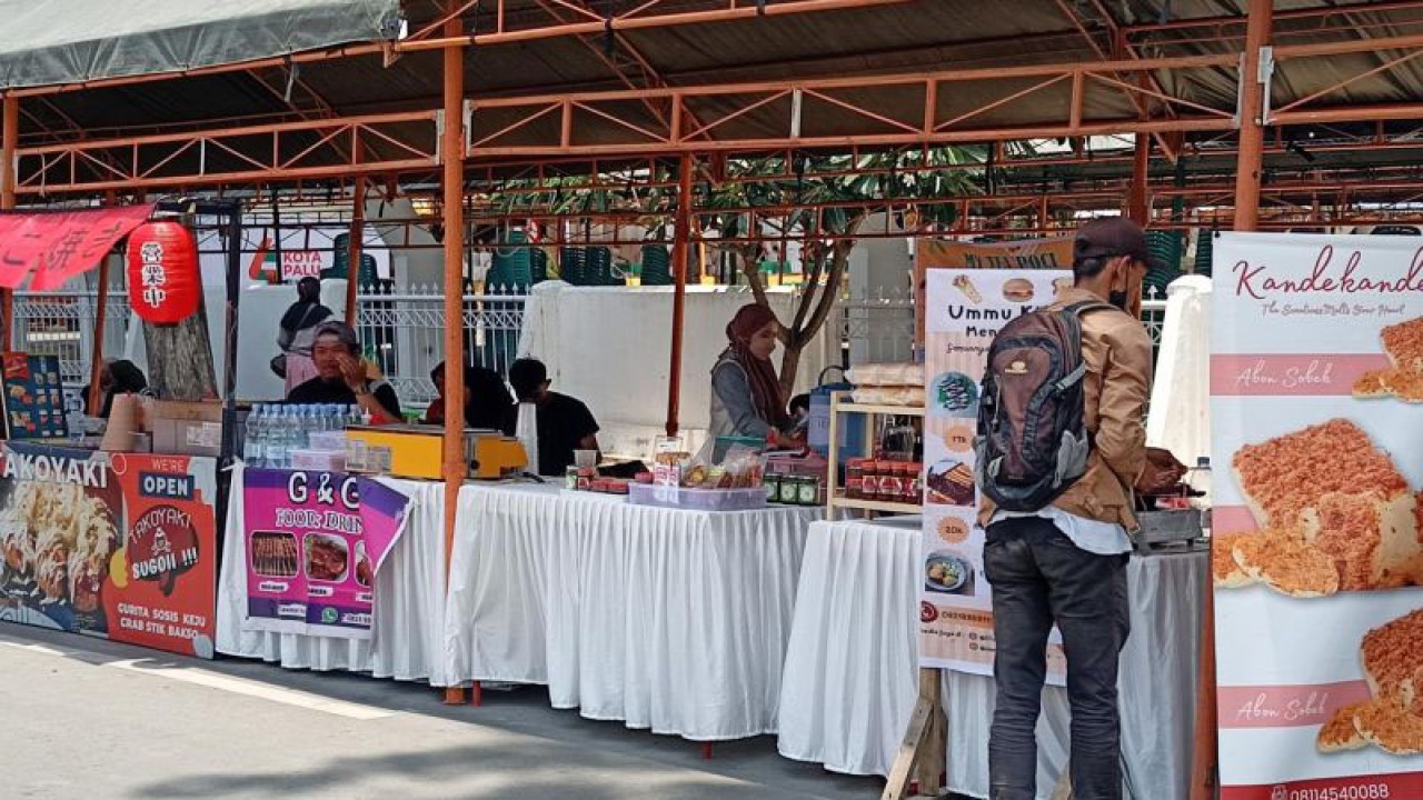 Pelaku UMKM mulai menata lapaknya ikut berpartisipasi pada kegiatan HUT ke-45 Kota Palu tahun 2023 di kompleks balai kota, Rabu (27/9/2023). ANTARA/Moh Ridwan