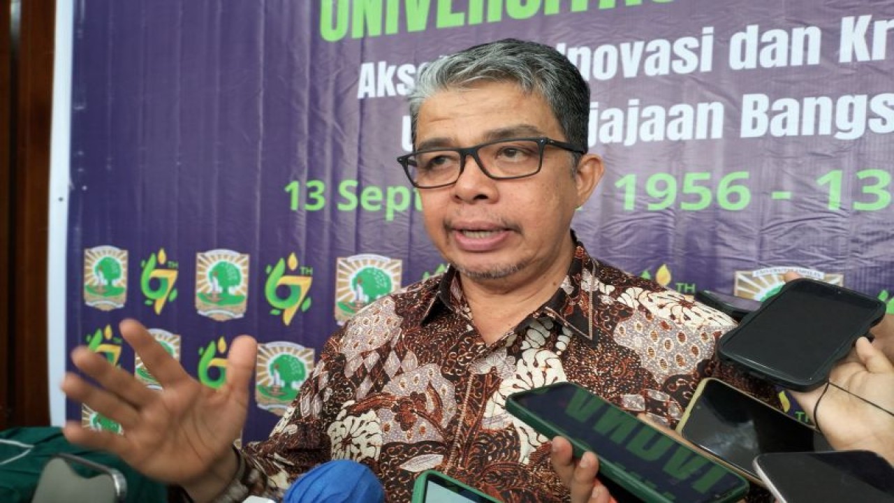 Rektor Universitas Andalas (Unand) Sumatera Barat Prof Yuliandri saat diwawancarai awak media massa di Padang, Rabu, (13/9/2023). ANTARA/Muhammad Zulfikar.