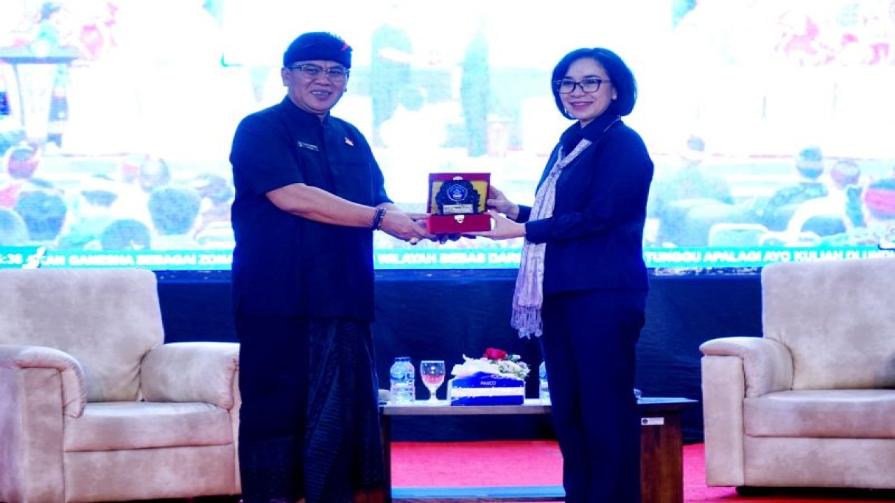 Rektor Undiksha Prof. Dr. I Wayan Lasmawan (kiri) menerima cindera mata dari perwakilan Kemendikbudristek di Singaraja, Bali, Jumat (29/9/2023). ANTARA/HO-Undiksha Singaraja