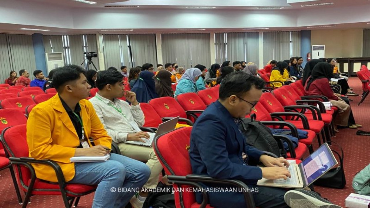 Para peserta mengikuti pwmbukaan Lomba Karya Tulis Ilmiah Mahasiswa (LKTIM) Nasional Bidang Kemaritiman tahun 2023 di Aula Gedung LPPM Unhas, Rabu,(13/9/2023).ANTARA/HO-Unhas