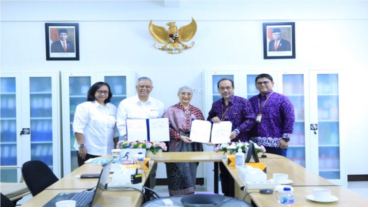 Wakil Rektor IV Universitas Pancasila, Dra. Diennaryati Tjokosuprihatono, M.Psi., Psikolog. (tengah) dan Ketua Umum Himpunan Psikologi Indonesia, Dr. Andik Matulessy, M.Si., Psikolog. ANTARA/HO- Humas UP