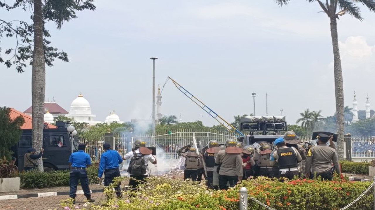 Unjuk rasa di depan kantor BP Batam yang ricuh (ANTARA/Yude)