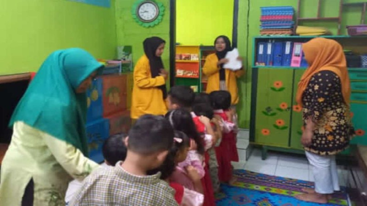 Tim Pengabdian Masyarakat Program Studi Pendidikan Bahasa Inggris Untidar memberikan pembelajaran bahasa Inggris pada anak usia dini. ANTARA/HO - Untidar Magelang