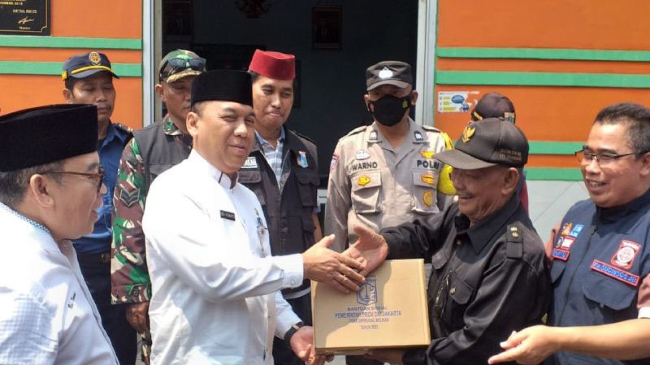 Wali Kota Jakarta Barat, Uus Kuswanto bersama jajaran memberikan bantuan kepada penyintas kebakaran di Jl. Krendang  Utara RW.03, Krendang, Tambora, Jakarta Barat, Jumat (8/9/2023). Antara/Risky Syukur