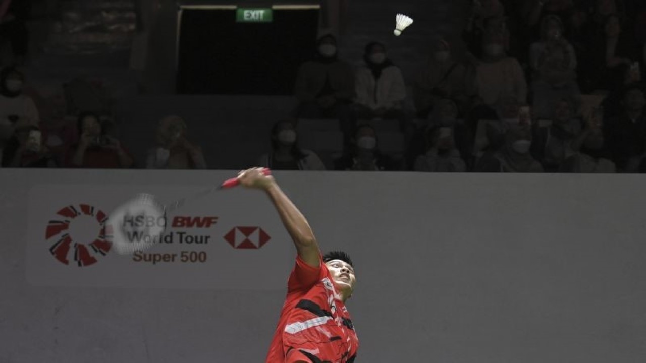 Pebulu tangkis tunggal putra Indonesia Shesar Hiren Rhustavito mengembalikan kok ke arah lawannya pebulu tangkis tunggal putra India Kidambi Srikanth pada babak 32 besar turnamen Daihatsu Indonesia Masters 2023 di Istora Gelora Bung Karno, Senayan, Jakarta, Rabu (25/1/2023). Shesar Hiren Rhustavito menang atas Kidambi Srikanth dengan skor 21-10 dan 24-22. ANTARA FOTO/M Risyal Hidayat/tom.