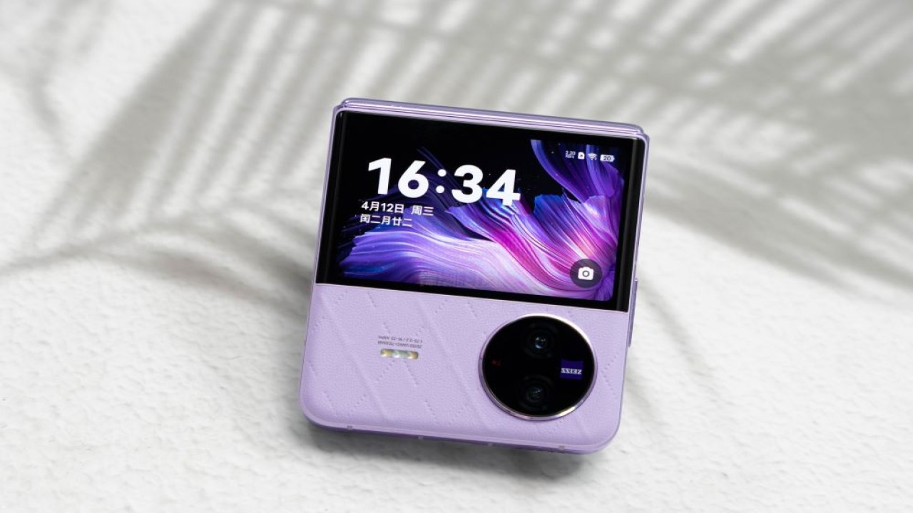 Ilustrasi. Ponsel lipat clamshell Vivo X Flip. (Vopmart.com)