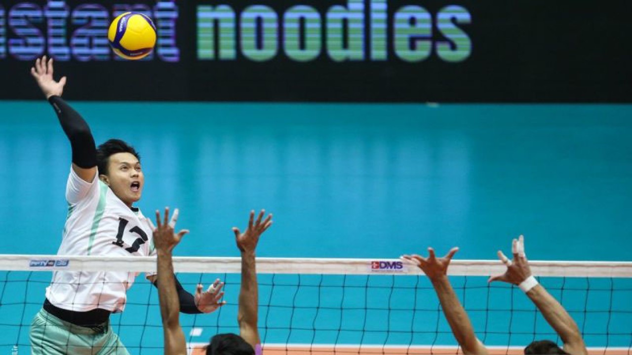 Pemain voli putra tim nasional Indonesia Agil Angga Anggara melakukan spike saat berhadapan dengan timnas Pakistan di perebutan posisi 7-10 dalam Kejuaraan Voli Asia 2023 atau Asian's Mens Vollyball Championship 2023 yang berlangsung di Hall 1, Ghadir Arena Hall, Urmia, Iran, Jumat (25/08/2023). (ANTARA/HO-Asian's Mens Vollyball Championship 2023)