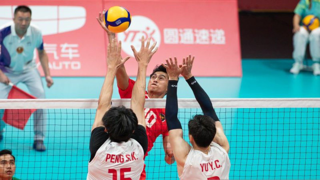 Pemain timnas voli Indonesia Fahri Septian melakukan spike saat menghadapi timnas China pada babak 12 besar dalam ajang Asian Games 2022 yang berlangsung di Linping Sport Center Gymnasium, Hangzhou, Zhejiang, China, Jumat (23/09/2023). (HO-NOC Indonesia)