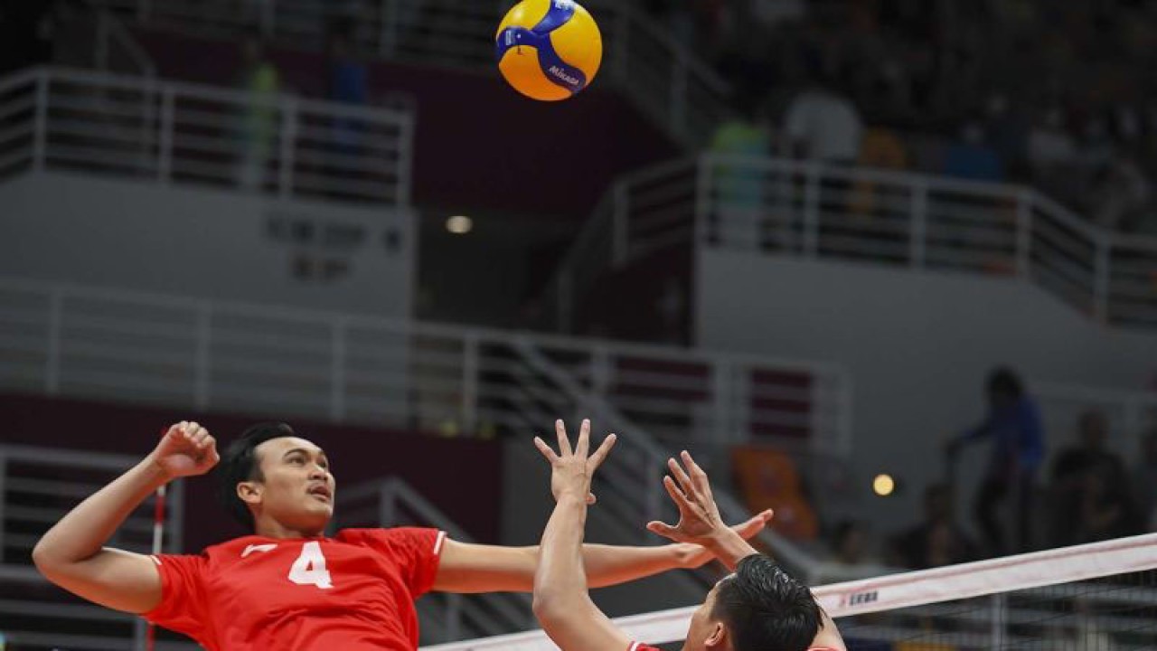 Pebola voli putra Indonesia Hendra Kurniawan (kiri) bersiap melakukan spike ke arah pebola voli China pada babak 12 besar Asian Games 2022 di Linping Sport Centre Gymnasium, Hangzhou, Zhejiang, China, Jumat (22/9/2023). Indonesia kalah dari China dengan skor 1-3 (17-25, 17-25, 25-23, 22-25). ANTARA FOTO/M Risyal Hidayat/aww.