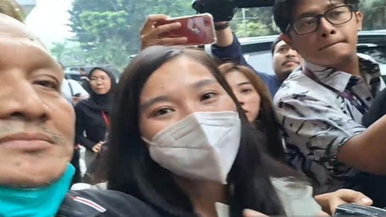 Salah satu dari 16 pemeran dalam kasus pembuatan film dewasa berinisial VV di Jakarta, Selasa (19/09/2023). (ANTARA/Agatha Olivia Victoria)