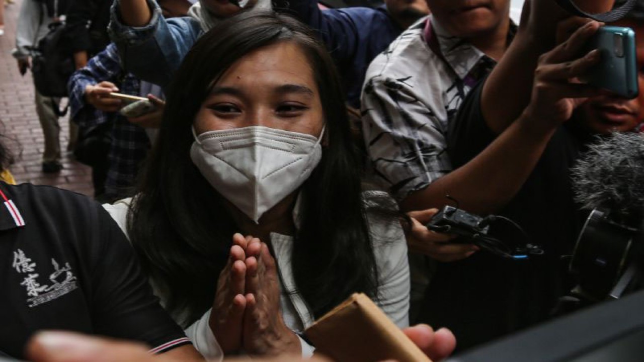 Selebgram Virly Virginia berjalan menuju ruangan pemeriksaan di Polda Metro Jaya, Jakarta, Selasa (19/9/2023). ANTARA FOTO/Asprilla Dwi Adha/aww.