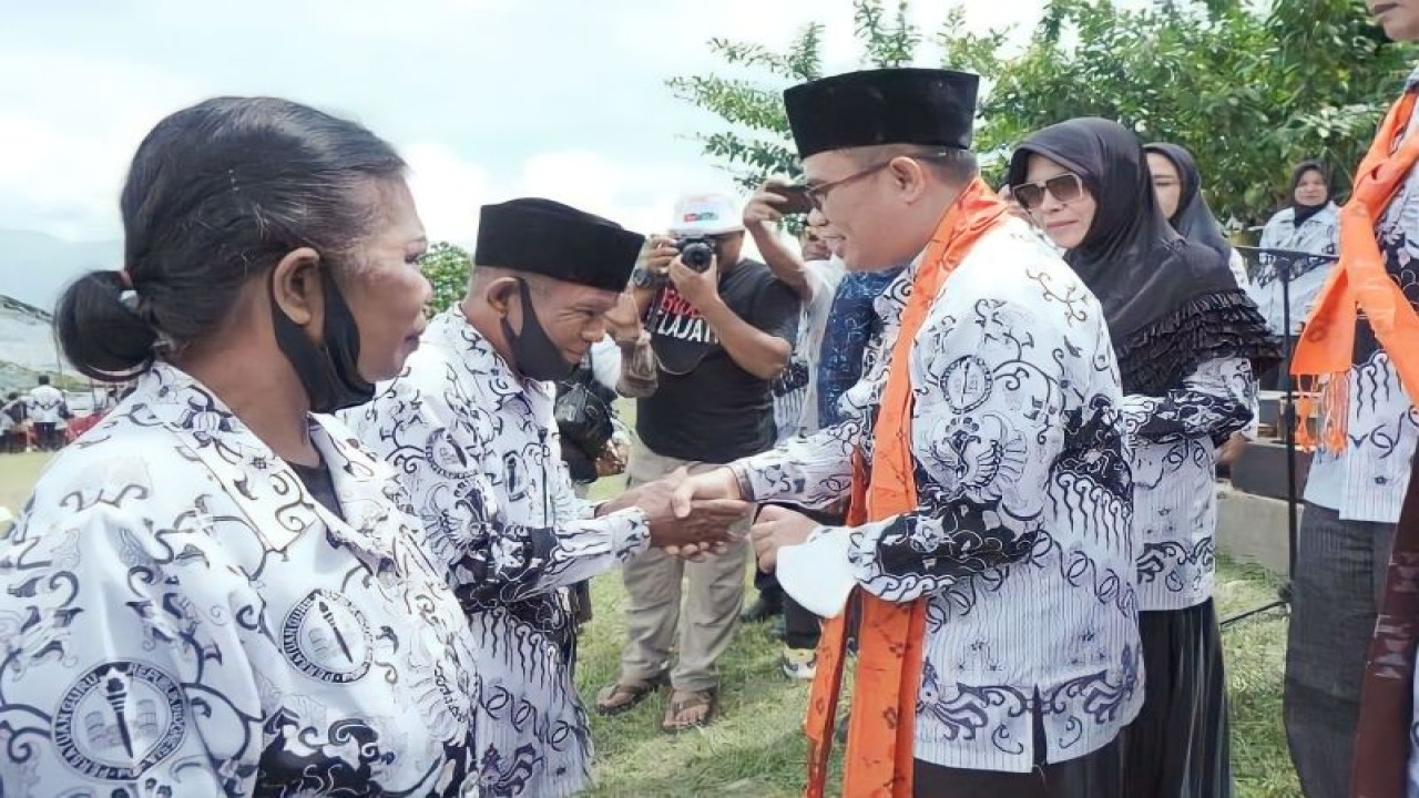 Wakil Bupati Sigi Samuel Yansen Pongi (kanan) berjabat tangan dengan para guru pada peringatan HUT PGRI Tingkat Kabupaten Sigi Tahun 2022 di Desa Wayu, Kecamatan Marawola Barat. ANTARA/HO-Dok Prokopim Setda Pemkab Sigi