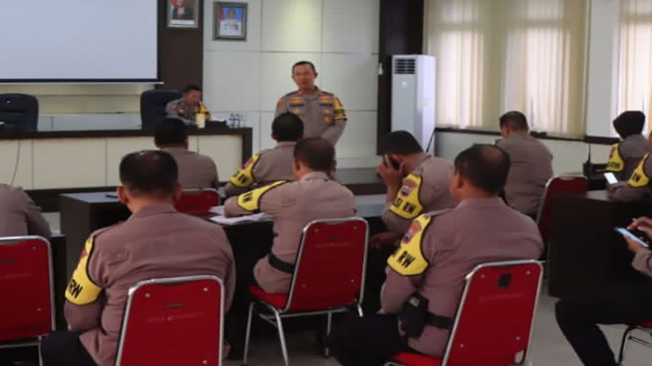 Wakapolresta Banyumas AKBP Hendri Yulianto memberikan pengarahan kepada seluruh kapolsek di Aula Rekonfu Polresta Banyumas terkait dengan antisipasi kebakaran hutan dan lahan, Kamis (14/9/2023). ANTARA/HO-Polresta Banyumas