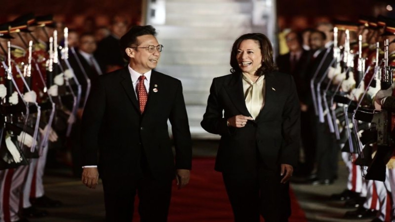 Menteri Kesehatan RI Budi Gunadi Sadikin menyambut kedatangan Wakil Presiden Amerika Serikat Kamala Harris di Bandara Internasional Soekarno-Hatta, Tangerang, Provinsi Banten, pada Selasa (5/9/2023). Kamala diagendakan hadir dalam rangkaian kegiatan KTT ASEAN yang diselenggarakan di Jakarta Convention Center (JCC), Senayan, Jakarta. (ANTARA/HO-Lukas/Biro Pers Sekretariat Presiden)