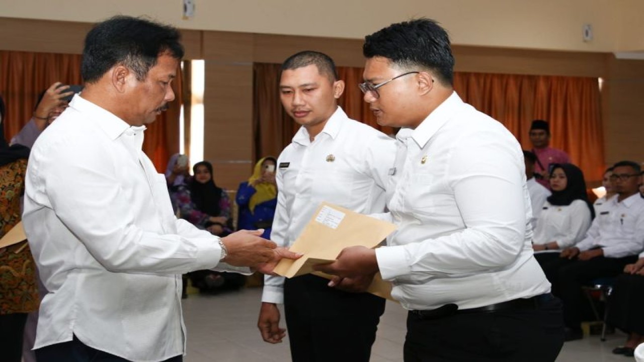 Wali Kota Batam Muhammad Rudi menyerahkan SK PPPK tenaga teknis secara simbolis. (ANTARA/HO-Pemkot Batam)