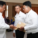 Wali Kota Batam Muhammad Rudi menyerahkan SK PPPK tenaga teknis secara simbolis. (ANTARA/HO-Pemkot Batam)-1693559720
