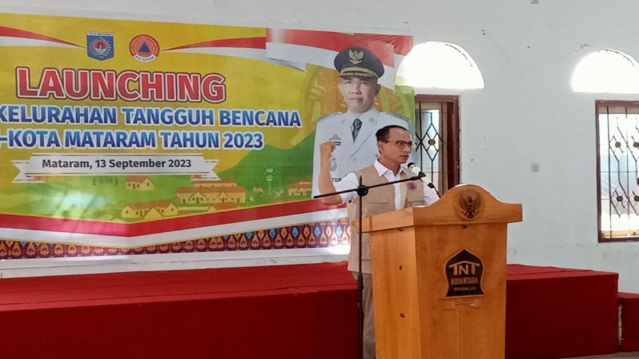 Wali Kota Mataram H Mohan Roliskana saat memberikan arahan kepada camat dan lurah se-Kota Mataram, Provinsi Nusa Tenggara Barat dalam kegiatan pencanangan desa/kelurahan tangguh bencana (Destana), Rabu (13/9-2023). (ANTARA/Nirkomala)
