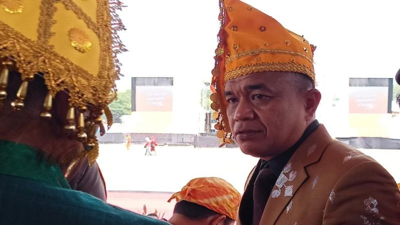 Wali Kota Palu, Hadianto Rasyid menjamu para tamu usai upacara peringatan HUT ke-45 Kota Palu, Rabu (27/9/2023). ANTARA/Moh Ridwan